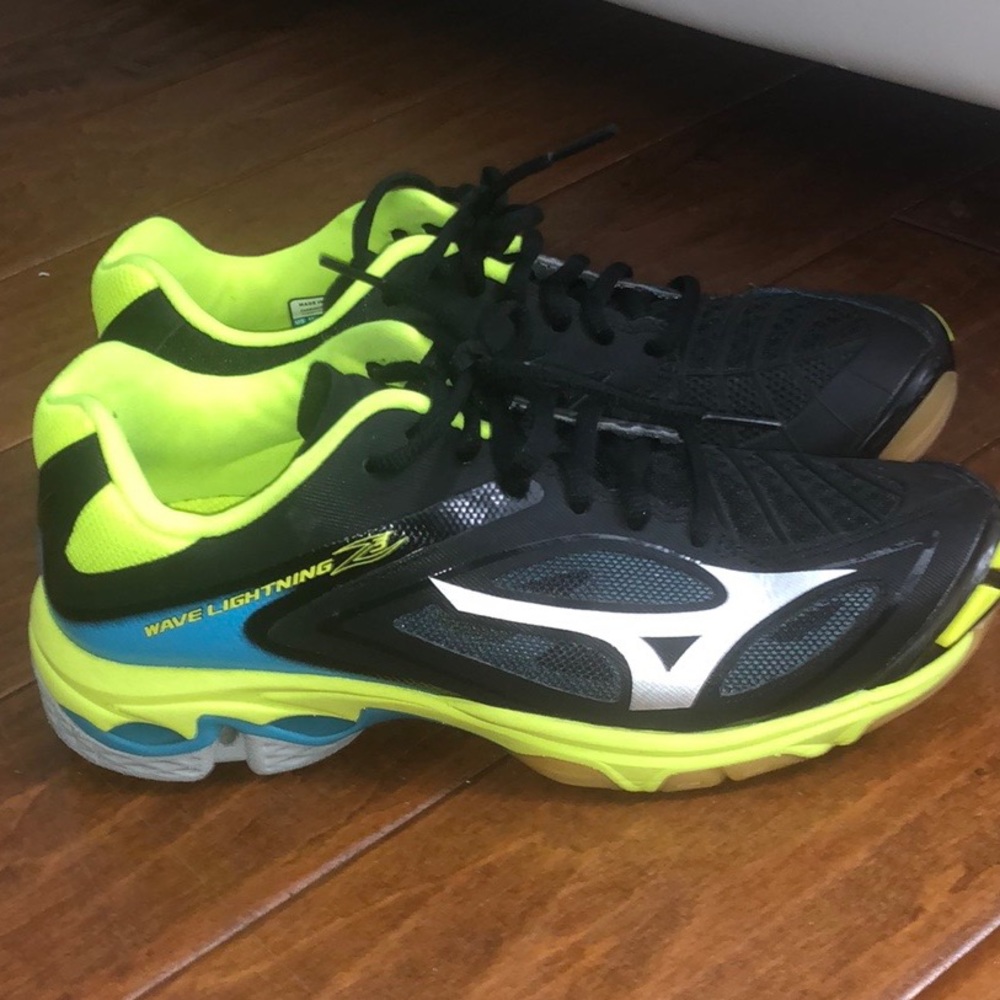 BRAND NEW wave lightning Z 3 mizuno volleyball